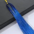 Vue détaillée de guirlande de cheveux bleue, mèche synthétique brillante pour le tressage. - Bleu Saphir
