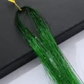 Gros plan detail des extensions de tinsel cheveux verts scintillants, accessoire. - Verdoyant