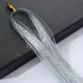 Détail de guirlande de cheveux argentée holographique brillante, parfaite pour la fête. - Argent