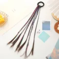 Primo piano di extension di trecce di capelli sintetici colorati con elastico per bambini. - Caffè con Cordoncini Colorati