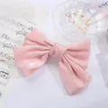 Dettaglio fermaglio capelli fiocco raso rosa, elegante forcina perlata per uso quotidiano. - Rosa