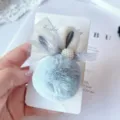 Mignon chouchou en peluche duveteuse pour filles avec oreilles de lapin en filet perle gris SKU - Pince à cheveux et broche à double usage / Bleu