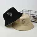 Vue détaillée du chapeau bob réversible en coton avec une broderie artistique et texte. - M (56-58cm) / Double Face 6
