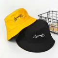 Vue détaillée de chapeaux bob en coton avec motif brodé, disponibles en jaune et noir. - M (56-58cm) / Double Face 4