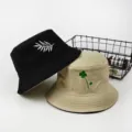 Vue détaillée de chapeaux bob décontractés en coton brodé noir et kaki avec motifs floraux. - M (56-58cm) / Double Face 2