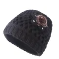 Vista detallada de un gorro de invierno de punto negro para mujeres mayores con pompón. - Talla única / Negro