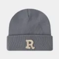 Gorro de punto gris clásico con parche bordado beige de letra R para hombres y mujeres. - Gris Plata Claro