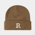 Vue en gros plan détaillée du bonnet d'hiver marron en tricot avec la lettre R brodée. - Khaki