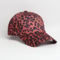 Primer plano detallado de una elegante gorra de béisbol roja con llamativo estampado de leopardo. - Talla única / Gorra de béisbol / Rojo y Negro