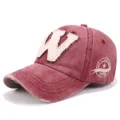 Vista detallada de la gorra de béisbol roja lavada vintage con gran bordado W y logotipo. - Ajustable / Burdeos