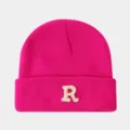 Bonnet en tricot rose d'hiver chaud en laine avec broderie de lettre R pour l'extérieur. - Rose rouge