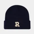 Bonnet en tricot bleu marine classique avec détail de lettre R brodée en blanc. - Bleu Marine