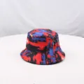 Detalle del sombrero de cubo tie-dye colorido con impresión 3D vibrante y estilo urbano. - Estilo 1