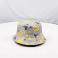 Gorro de pescador gris con diseño de limón amarillo, ideal para protección solar al aire libre. - Gris claro
