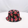 Vista dettagliata del cappello da pescatore nero con motivo di frutta a cartone per estate. - Frutto della Passione Nero