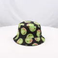 Vista di dettaglio del cappello da pesca nero con motivo di anguria cartone animato e protezione. - Anguria Nero