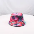 Vista detallada del sombrero de cubo colorido con textura de impresión 3D y buen diseño. - Estilo 3