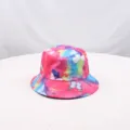 Primo piano del cappello da pescatore colorato tie-dye con delicati motivi di stampa farfalla. - Stile 12