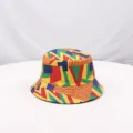 Detalle de sombrero de cubo con estampado geometrico colorido, patron abstracto y costuras. - Estilo Retro 4
