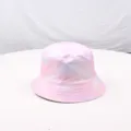 Vista di dettaglio del cappello da pescatore tie-dye in morbido cotone rosa e blu. - Stile 5