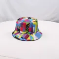Detailansicht eines bunten geometrisch bedruckten Bucket Hats im Retro-Stil für Damen. - Einheitsgröße / Stil 3