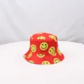 Sombrero de pescador rojo con estampado de cara smiley amarilla, vista detallada del gorro. - Talla única / Rojo