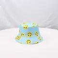 Vista detallada del sombrero de cubo azul claro con divertidos estampados de caras felices. - Talla única / Azul lago
