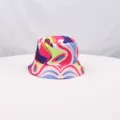 Detailansicht des retro farbenfrohen abstrakten Musters auf diesem stylischen Damen Sonnenhut. - Psychedelischer Druck
