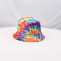 Vista detallada del sombrero de cubo tie-dye colorido con costuras vibrantes. - Teñido Anudado Multicolor