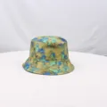 Primer plano detallado del patrón de tela del sombrero de pescador con diseño de arte paisajístico. - Paisaje natural