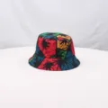 Detailansicht eines farbenfrohen Tropen-Palmen-Druck-Eimerhuts, stylisches Sonnenschutz-Accessoire. - Farbe 2
