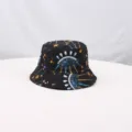 Primer plano detallado del sombrero de pescador negro con motivo de ojos y estrellas cósmicas. - Color 1