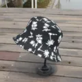 Sombrero de pescador negro con estampado de palmeras blancas, algodón suave, sol de verano. - M (56-58cm) / Negro
