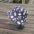Sombrero de cubo azul oscuro con estampado de palmera blanca, sombrero de algodón moderno. - M (56-58cm) / Azul