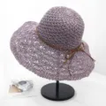 Elegante sombrero de paja de ganchillo morado para mujer con lazo marrón para protección solar. - Ajustable / Violeta Claro