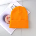 Gorro de punto naranja brillante clásico para hombres y mujeres, gorro de invierno cálido. - Talla única / Amarillo