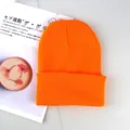 Berretto in maglia tinta unita arancione per l'inverno, caldo cappello risvolto unisex. - Taglia unica / Arancione