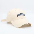 Primer plano detallado de una gorra de béisbol beige con bordado azul Colorado. - Circunferencia de Cabeza Normal [54-59CM] / Blanco Roto
