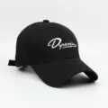 Vista detallada de gorra de béisbol negra con bordado blanco Dynamism y visiera curva. - Circunferencia de Cabeza Normal [54-59CM] / Negro