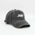Detalle de cerca de la gorra de béisbol vintage lavada con bordado de corazón. - Circunferencia de Cabeza Normal [54-59CM] / Negro