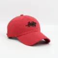 Gorra de béisbol roja de algodón con elegante bordado negro, ideal para la protección solar diaria. - Talla Estándar (54-59CM) / Rojo