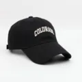 Primer plano detallado de gorra de béisbol negra de algodón con bordado Colorado. - Circunferencia de Cabeza Normal [54-59CM] / Negro