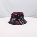 Primer plano detallado del sombrero de pescador con rayas onduladas de colores vibrantes. - Color 2