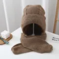 Vista detallada del gorro de punto marrón y bufanda combinados, textura de felpa suave de invierno. - Talla única / Caqui Oscuro