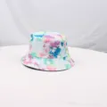 Detalle de sombrero de cubo tie-dye colorido con patrón vibrante y estrellas blancas. - Tie-Dye de Estrella