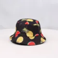Gros plan détaillé du chapeau bob noir avec motif de fruits tropicaux, ananas et pastèque. - Fruit Noir