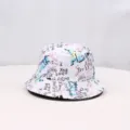 Vue détaillée de la texture du bob blanc tendance avec impression de motif graffiti. - Imprimé Graffiti Blanc