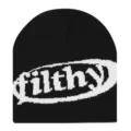 Primer plano detallado del gorro de punto negro con diseño de letras filthy en blanco. - Talla única / Negro