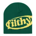 Detailansicht einer grünen Winter-Strickmütze mit stylischem gelben Filthy-Textmuster. - Einheitsgröße / Dunkelgrün