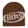 Nahaufnahme der braunen Wintermütze mit weißem filthy Strick-Buchstaben-Design. - Einheitsgröße / Kaffeebraun